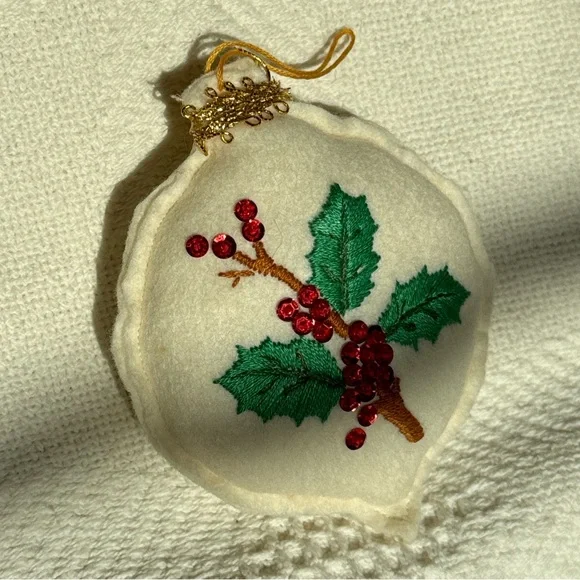 Vintage homemade embroidered holiday ornaments - Picture 14 of 16